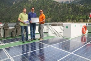 Dr. Michael Jaindl (Kärnten Solar), Mag. Christian Müller (Weißensee Schifffahrt) und DI Christian Garz (Kärnten Solar, v.l.n.r.) testen Photovoltaik-Möglichkeiten auf Österreichs erstem Elektro-Hybrid-Fahrgastschiff MS "Alpenperle"