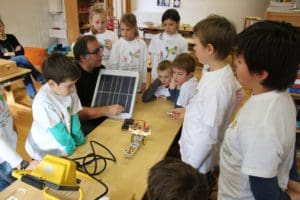 Eröffnung Bürgerkraftwerk Weissensee II Christian Finger (Klimabündnis Kärnten) erläutert den Kindern der Naturparkschule 'ihre' neue Photovoltaik-Anlage