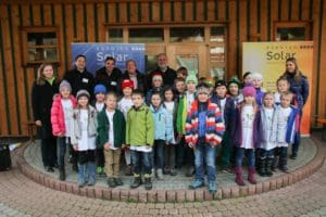 Eröffnung Bürgerkraftwerk Weissensee II Monika Klocker (Dir. VS Weissensee), Dr. Michael Jaindl, DI Christian Garz (beide Kärnten Solar), LR Rolf Holub, Bgm. Johann Weichsler, Christine Plattner (VS Weissensee) mit den Kindern der VS Weissensee