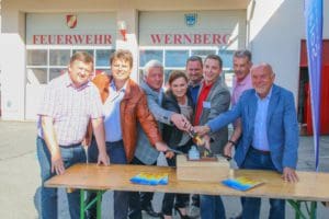 Mitglieder des Gemeinderats Wernberg bei der feierlichen Schalterumlegung mit Bgm. Franz Zwölbar (re.) und Dr. Michael Jaindl von Kärnten Solar (3.v.r)