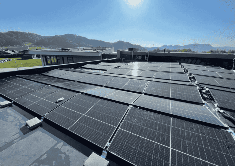 große_photovolatik_anlage_web große photovolatikanlage auf einem Flachdach - Bürgerkraftwerk