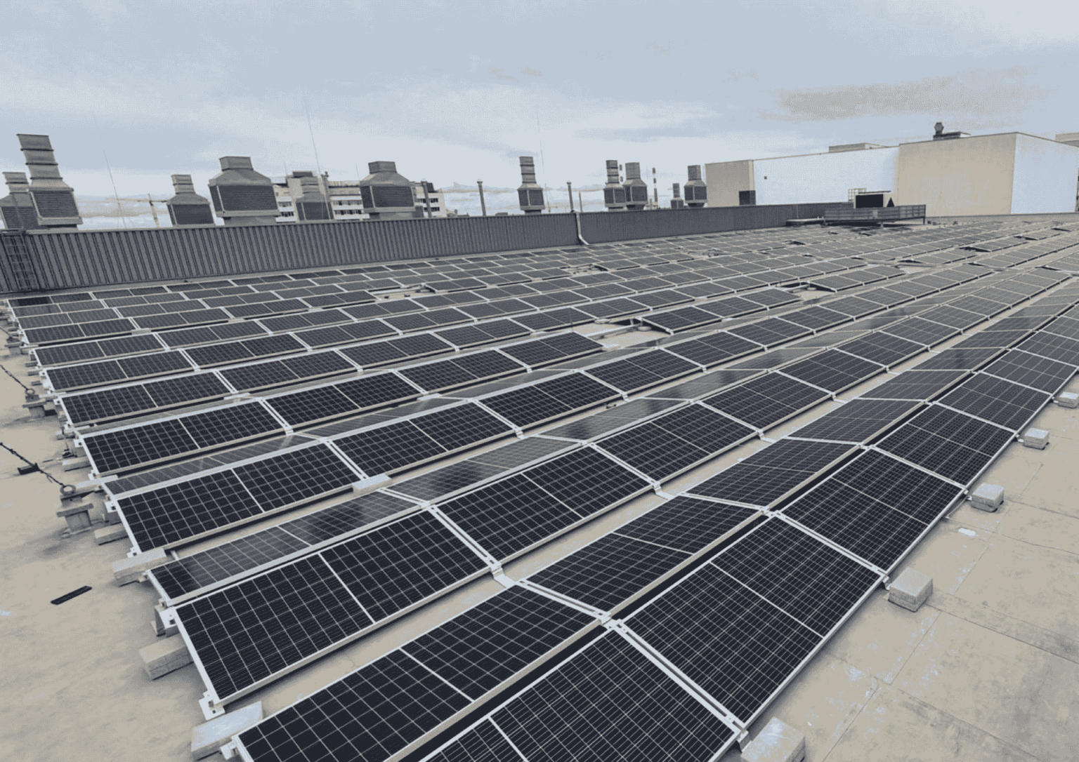 Foto der PV-Anlage auf dem Flachdach von Siemens Mobility