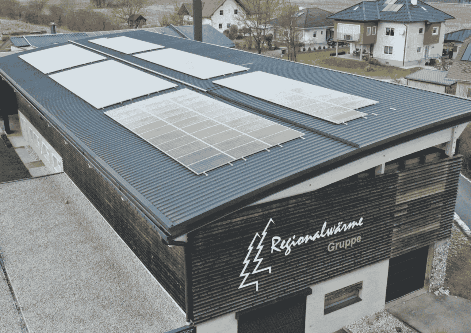 Bild der PV-Anlage auf dem Dach der Regionalwärme Köttmannsdorf Photovoltaik Großprojekt