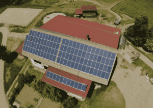 Foto der PV-Anlage auf dem Dach des Erlebnishofs Tschabitscher