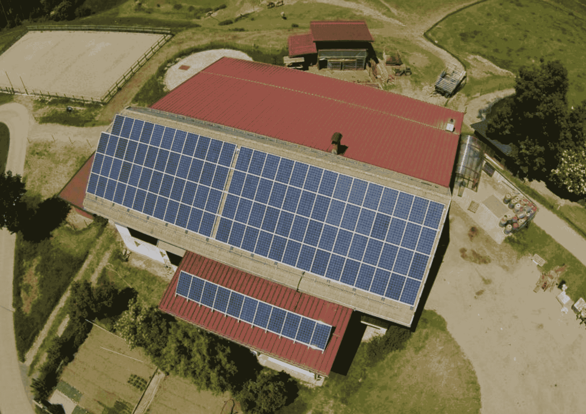 Erlebnishof Tschabitscher_Kärnten Solar Foto der PV-Anlage auf dem Dach des Erlebnishofs Tschabitscher