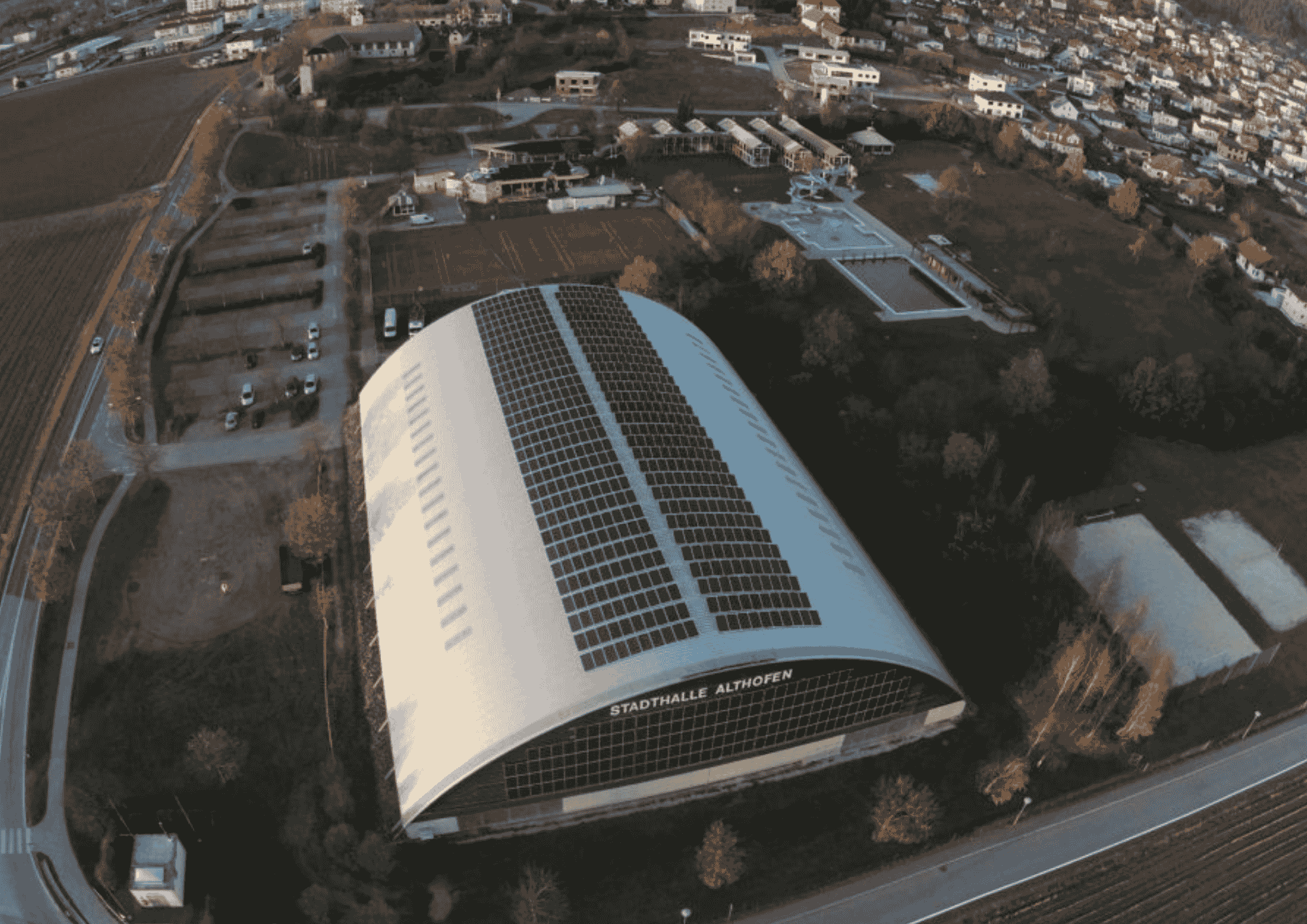 Stadthalle Althofen_Kärnten Solar Foto der PV-Anlage auf dem Dach der Stadthalle in Althofen.