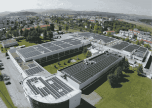 PV-Anlage auf dem Dach des Gebäudekomplex des flex Product Innovation Centers