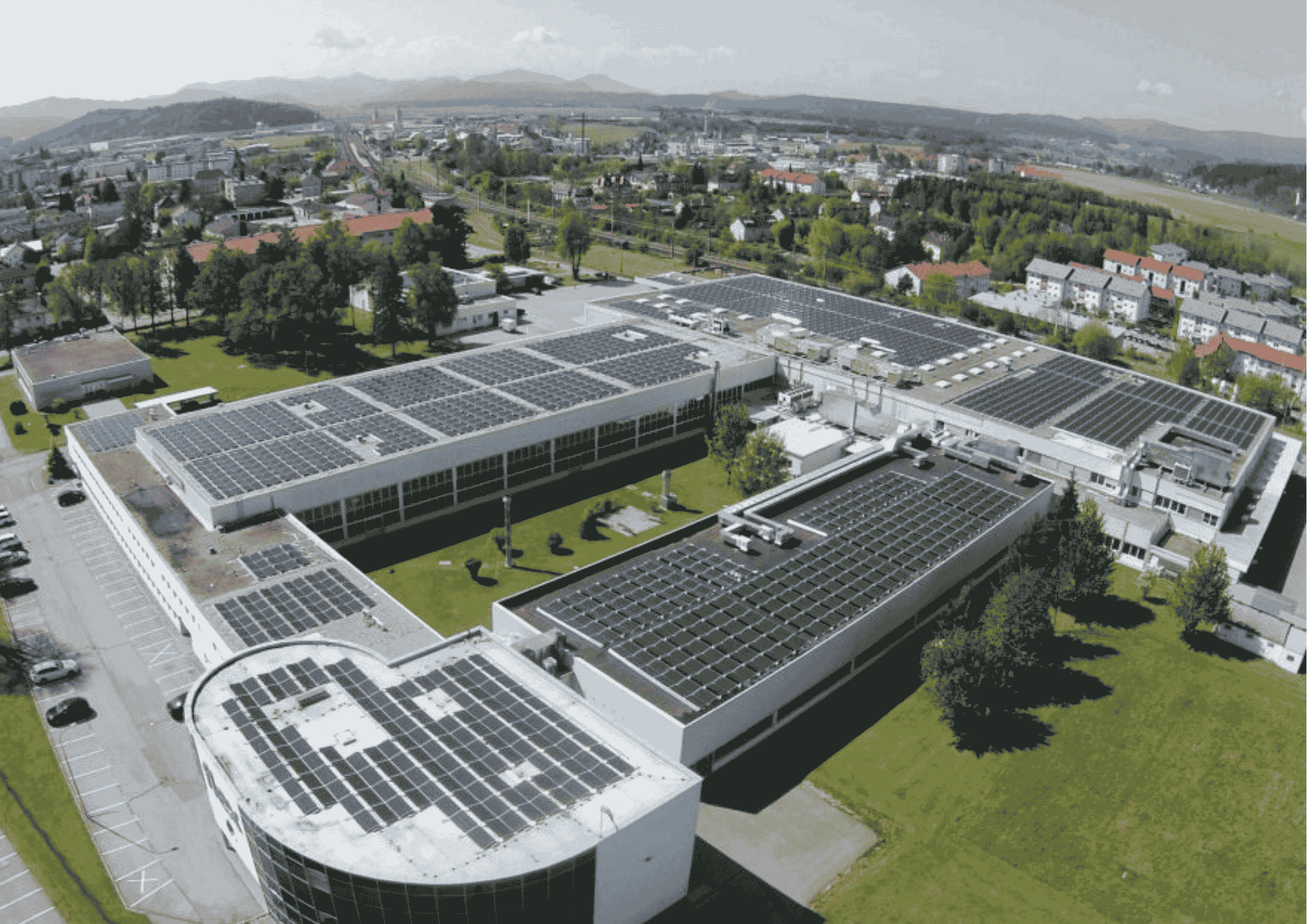 flex Product Innovation Center_Kärnten Solar PV-Anlage auf dem Dach des Gebäudekomplex des flex Product Innovation Centers