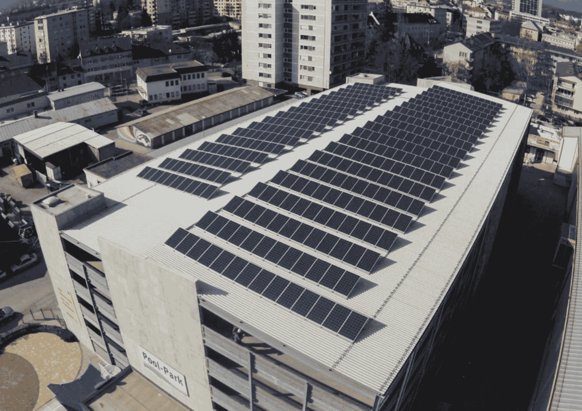 Kärntner Messen Parkhaus_Kärnten Solar Foto von der PV-Anlage auf dem Dach des Parkhauses des Gelände der Kärntner Messen
