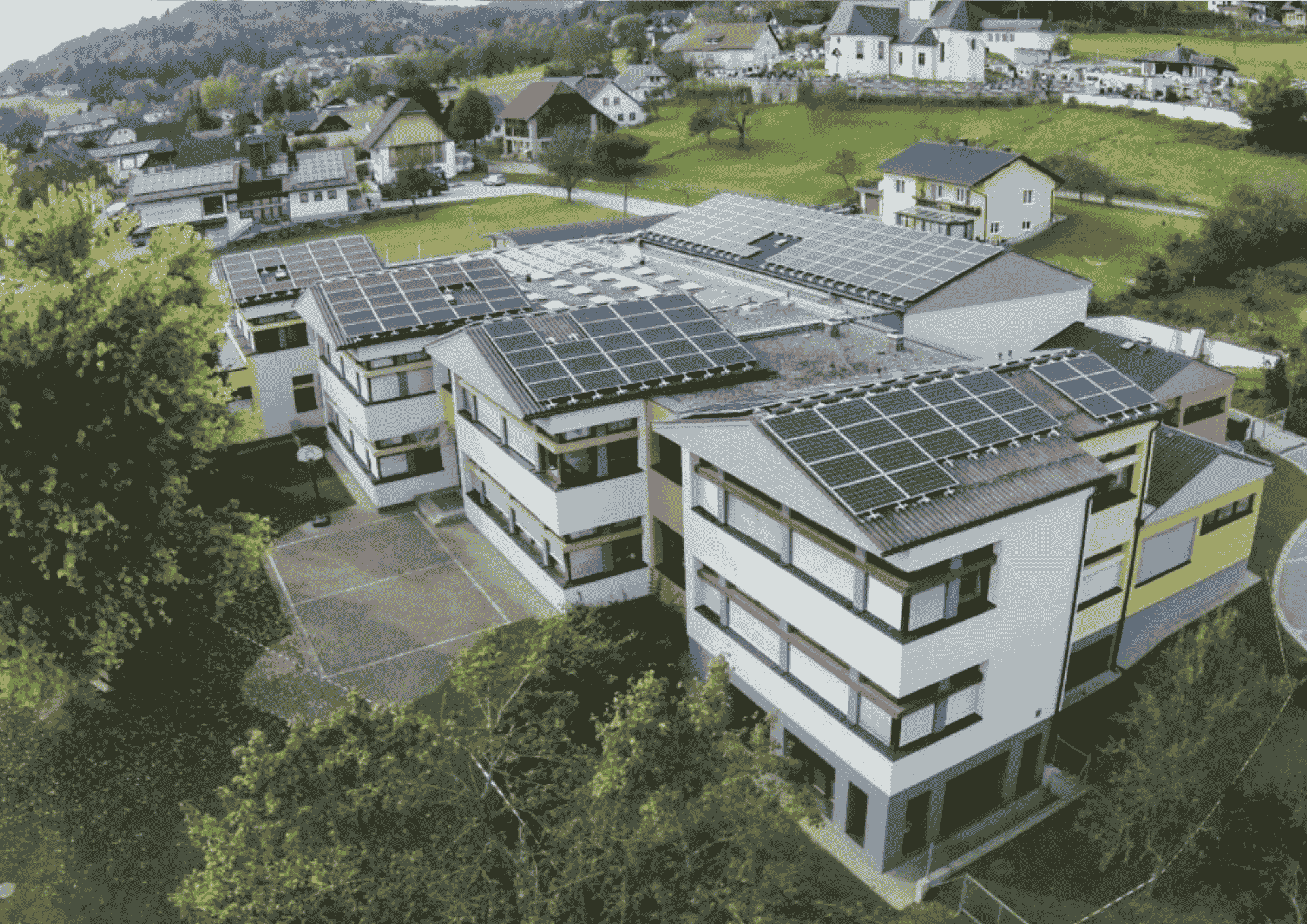 Volksschule Köttmannsdorf_Kärnten Solar Foto der PV-Anlage auf dem Dach der Volksschule in Köttmannsdorf