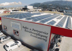 Foto der PV-Anlage auf dem Dach von KURTART Catering