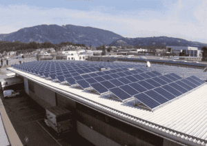 Photovoltaik anlage auf dem Dach der Firma Plasounig Technik in Villach