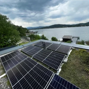 Photovoltaikanlage mit Blick auf den Wörthersee